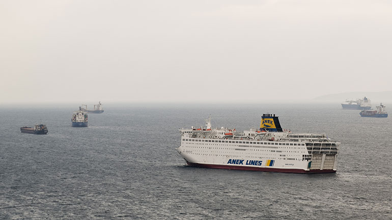 Με τους μισούς επιβάτες τα δρομολόγια των πλοίων