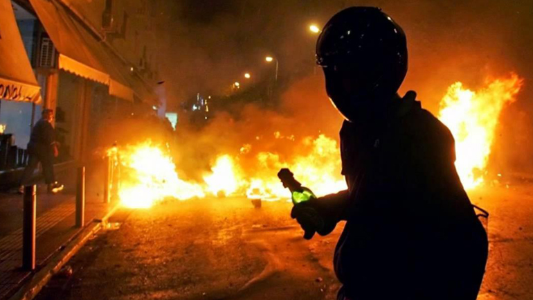 Ελληνική Λύση: «Να δημευτούν οι περιουσίες όσων πετούν μολότοφ και καταστρέφουν»