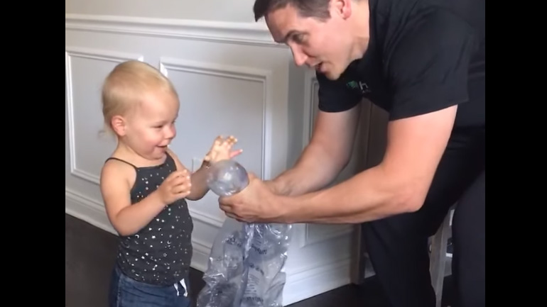 Μωρό σκάει bubbles και ενθουσιάζεται