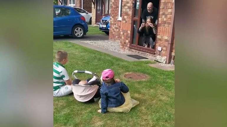 Εγγόνια συναντούν τον παππού και την γιαγιά