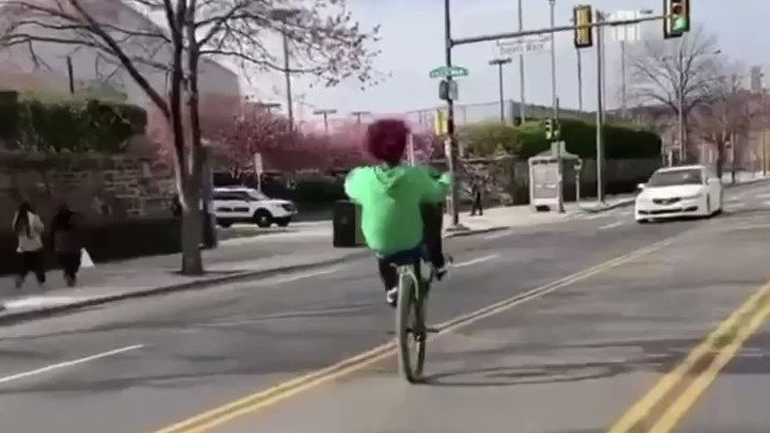 Ποδηλάτης διασκεδάζει αποφεύγοντας αυτοκίνητα τελευταία στιγμή