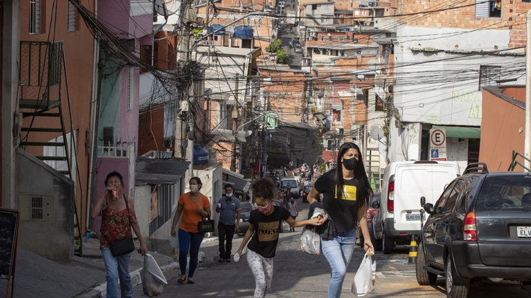 Covid-19: 674 νέοι θάνατοι στη Βραζιλία