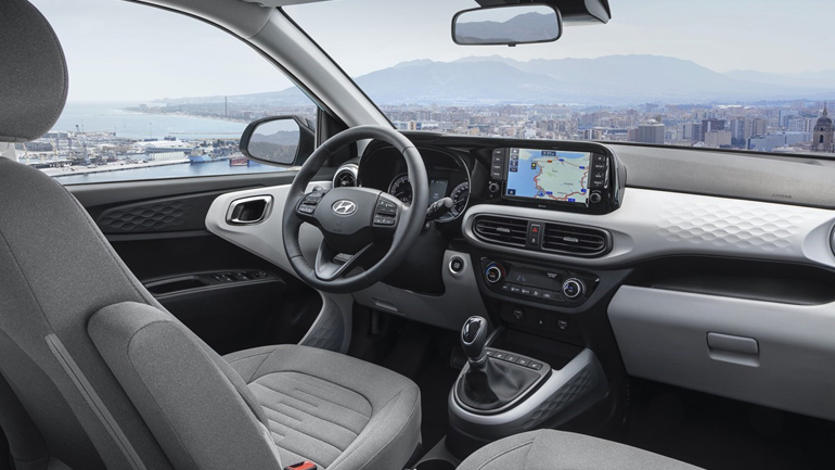 To μικρό αυτοκίνητο πόλης με τον πλουσιότερο εξοπλισμό