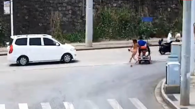 Τη γλίτωσε στο εκατοστό!