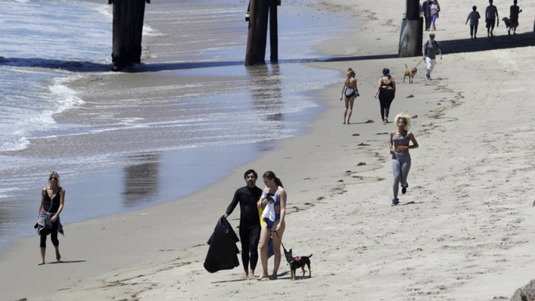 Οι ειδικοί προειδοποιούν: Μη βασίζεστε στη ζέστη του καλοκαιριού για την εξάλειψη της πανδημίας