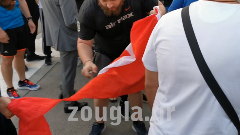 Έκαψαν την τουρκική σημαία στο Σύνταγμα