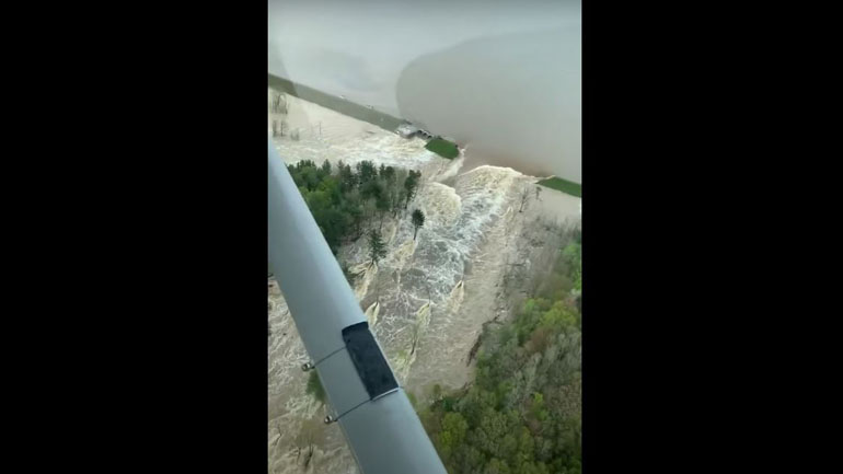 ΗΠΑ: Το σπασμένο φράγμα της λίμνης Wixom από ψηλά