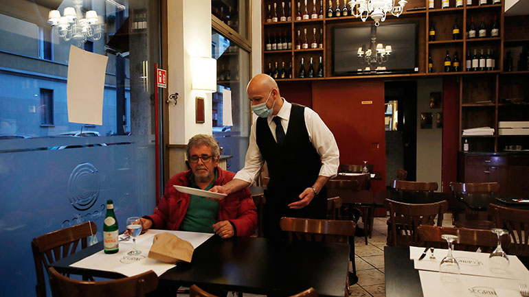 Οι Ιταλοί εστιάτορες λένε “arrivederci” στους χάρτινους καταλόγους