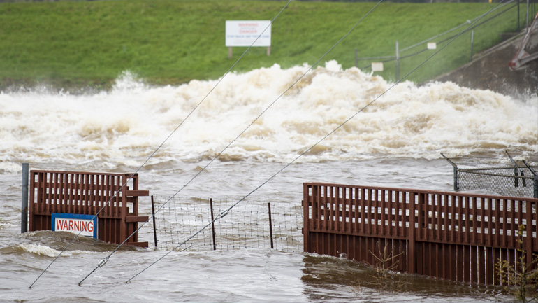 ΗΠΑ: Κατέρρευσαν φράγματα στο Μίσιγκαν – Κάτοικοι εγκαταλείπουν τα σπίτια τους