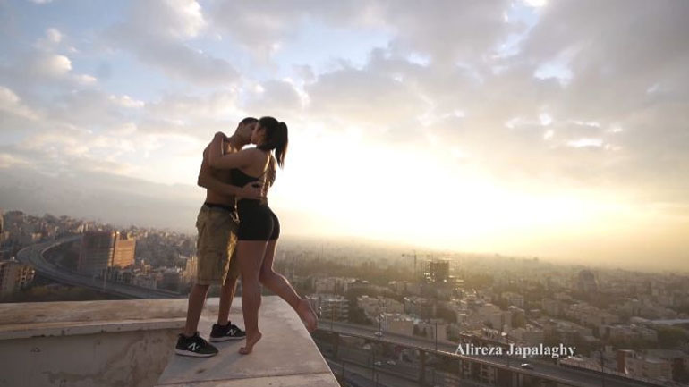 Ιράν: Χειροπέδες σε αθλητή του παρκούρ επειδή… φίλησε μια κοπέλα