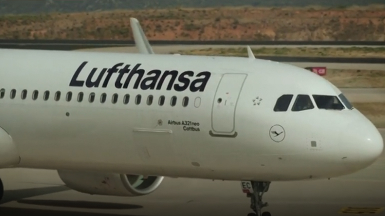 Η πρώτη πτήση από Γερμανία προς Αθήνα: Καρέ καρέ οι έλεγχοι στο Ελ. Βενιζέλος