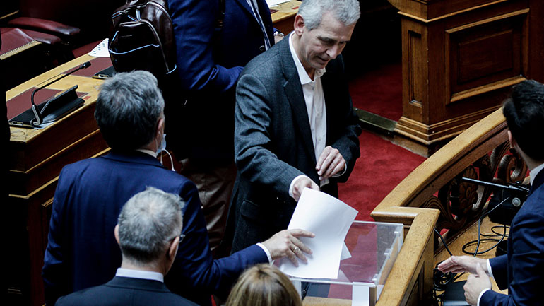 Άνω-κάτω η Βουλή με τη “γκάφα” Καλογιάννη – Ακυρη η ψηφοφορία φωνάζει ο ΣΥΡΙΖΑ