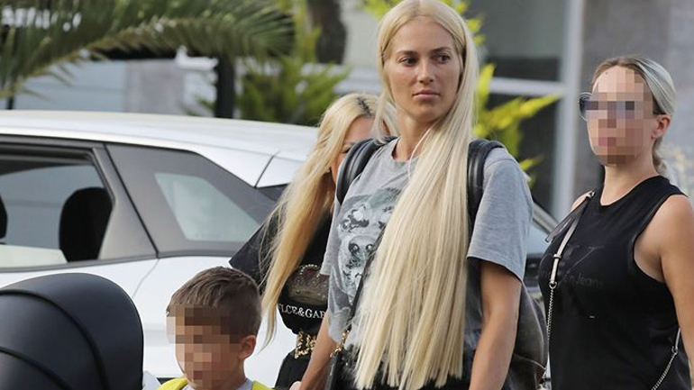 Βικτώρια Καρύδα: Βόλτα στη Γλυφάδα με τον γιο της