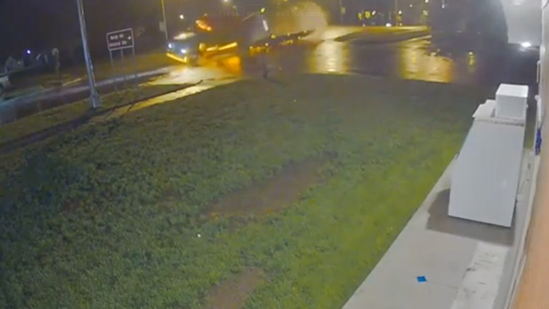 Φορτηγό με αγελάδες ανατρέπεται 