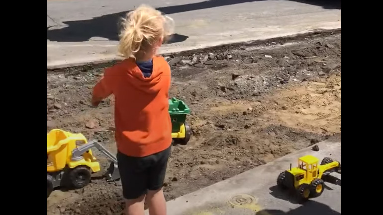 Χειριστής εκσκαφέα παίζει με δυο παιδιά