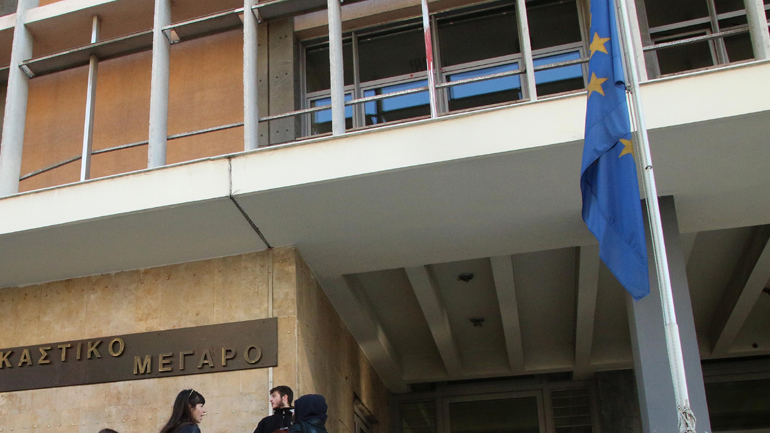 Φυλάκιση 104 μηνών σε οπλοφόρο που κυκλοφορούσε ημίγυμνος στην Καλλικράτεια