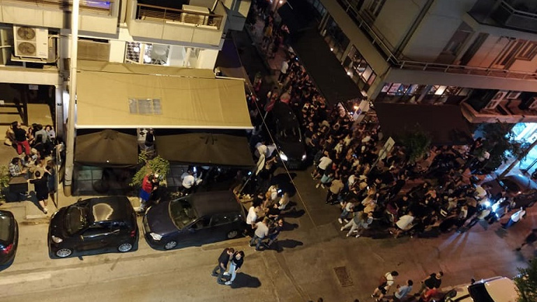 Θεσσαλονίκη: Συνωστισμός και πάλι έξω από μπαρ με take away ποτά!