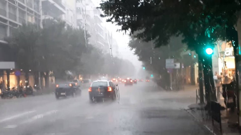 Θεσσαλονίκη: Ισχυρή βροχόπτωση σε εξέλιξη και κυκλοφοριακή συμφόρηση στους δρόμους της πόλης