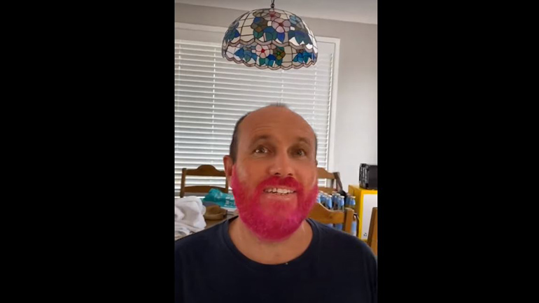 Ο πατέρας με το πιο στιλάτο μούσι εν μέσω καραντίνας