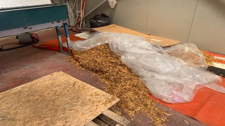 Εργοστάσιο παραγωγής λαθραίου καπνού εντόπισε η ΕΛ.ΑΣ. στο Λαύριο