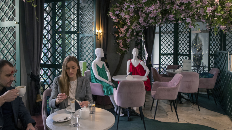 Λιθουανία: Κούκλες βιτρίνας βοηθούν στην τήρηση των αποστάσεων σε εστιατόρια