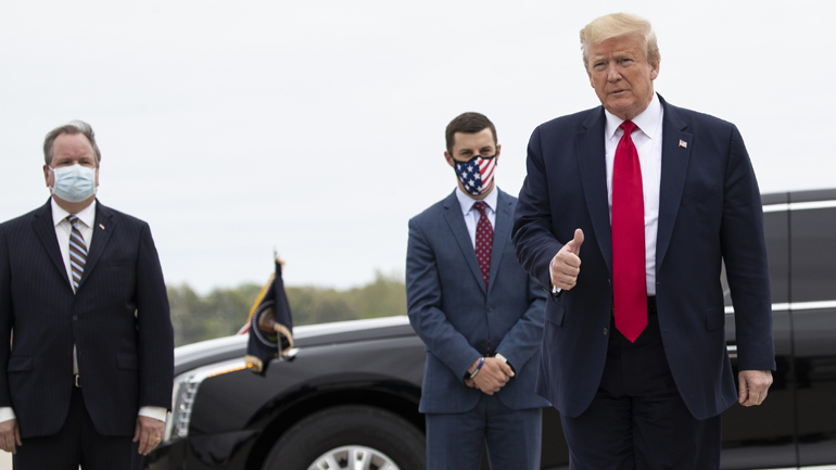 Μάσκα; Όχι μπροστά στις κάμερες, απαντά ο Ντόναλντ Τραμπ