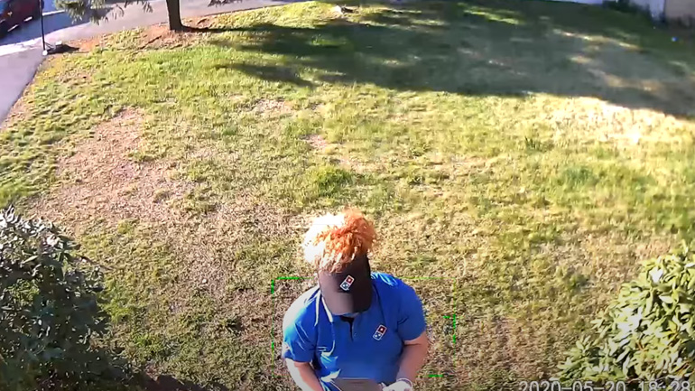 Παράδοση πίτσας με ειδική πόζα