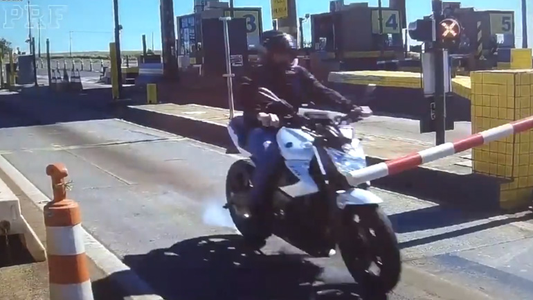 Πήγε να κάνει τον έξυπνο αλλά δεν υπολόγισε στην μπάρα!