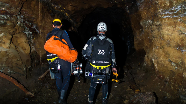 Βουτιά στο σκοτεινό άγνωστο: Σπηλαιοδύτες εξερεύνησαν το πλημμυρισμένο Ορυχείο 145 του Λαυρίου Βουτιά στο σκοτεινό άγνωστο: Σπηλαιοδύτες εξερεύνησαν το πλημμυρισμένο Ορυχείο 145 του Λαυρίου