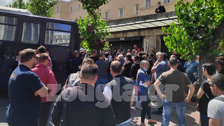 Αιφνιδιαστική συγκέντρωση ναυτεργατών στη Βουλή