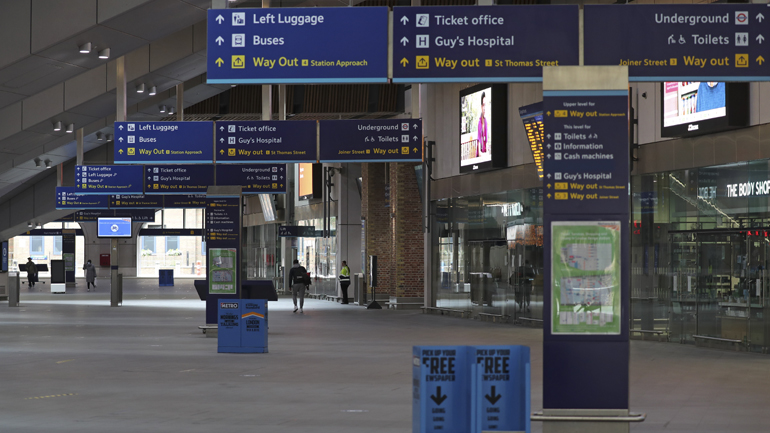 Η Γαλλία απειλεί με αντίμετρα τη Βρετανία, μετά την απόφαση να μπαίνουν σε καραντίνα οι ταξιδιώτες από την Ευρώπη