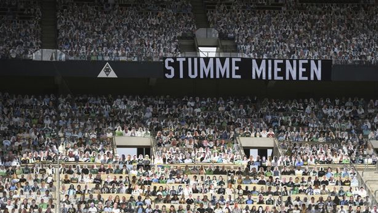 Γέμισε ομοιώματα το γήπεδο της Γκλάντμπαχ