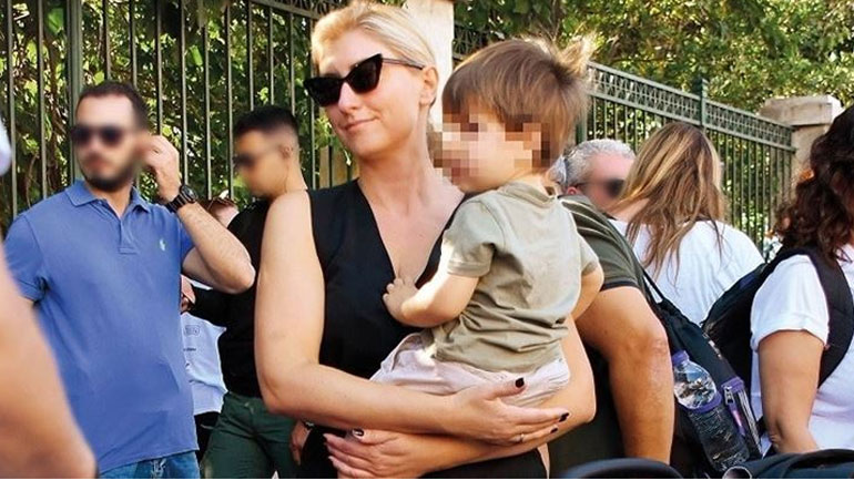 Σία Κοσιώνη: Bόλτα με τον γιο της στην Ακρόπολη!