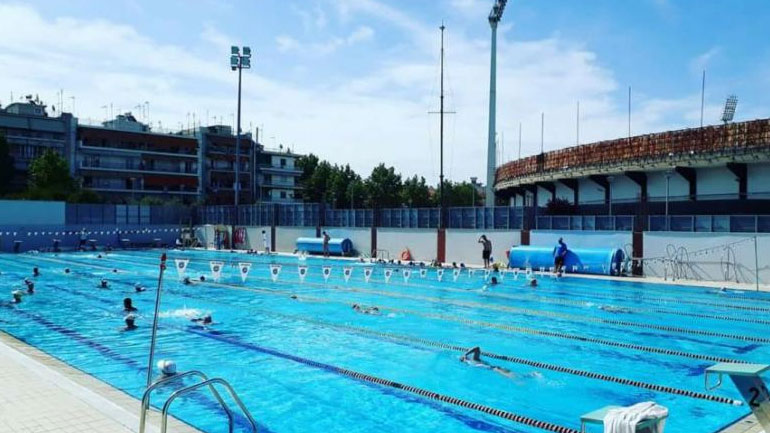 Καθηγητής Επιδημιολογίας: «Μικρότερος ο κίνδυνος στις πισίνες για τη μετάδοση του ιού»