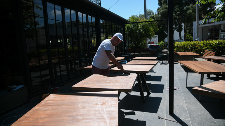 Ανοίγουν σήμερα τα καταστήματα εστίασης και οι κοινωνικές δομές – Επιτρέπονται οι μετακινήσεις στα νησιά