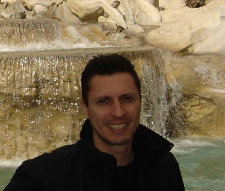 Ο Ηλίας Γλαρός