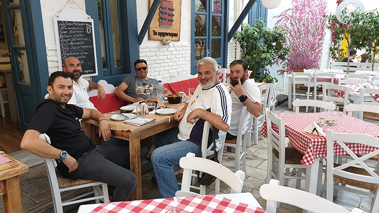 Μία παρέα που άντεξε στα κόκκινα μία εβδομάδα στο Αιγαίο! Από δεξιά: Δήμος Αρχοντούλης, Μάνος Χρυσός, Μάνος Γεωργίου, Γιώργος Καραμέρης και Βασίλης Σαρημπαλίδης