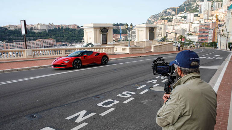 Μία Ferrari γυρίζει στους άδειους δρόμους του Μονακό!