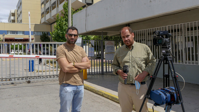 Μαζί με τον Βαγγέλη Γκούμα έξω από το Θριάσιο νοσοκομείο...