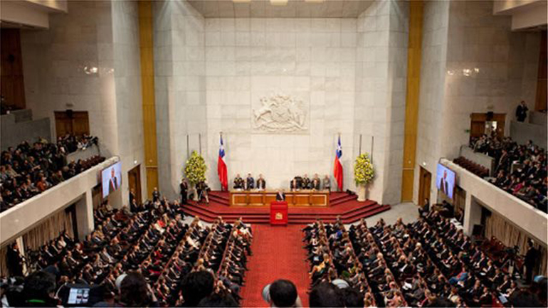 Στη Χιλή μειώνουν τον μισθό για τον πρόεδρο, τους υπουργούς και τους βουλευτές