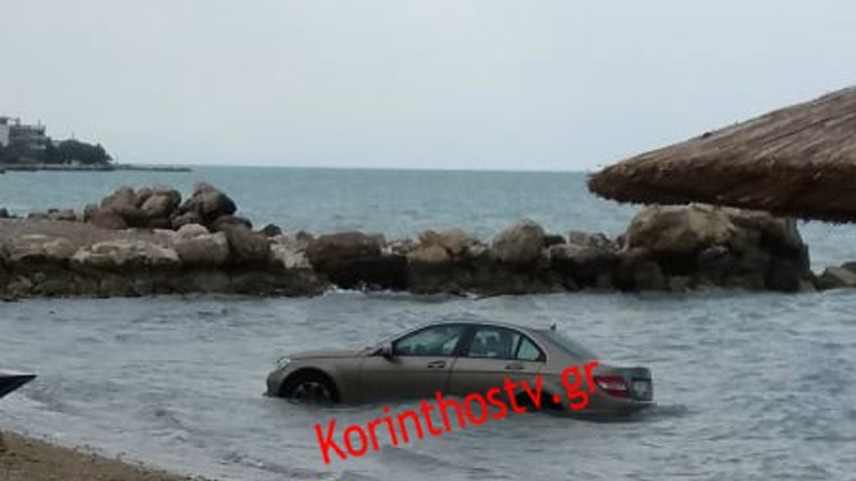 Όχημα κατέληξε στη θάλασσα όταν ο οδηγός έβαλε όπισθεν