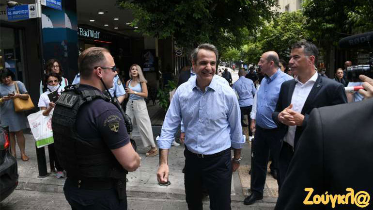 Βόλτα του Κυριάκου Μητσοτάκη στο Πασαλιμάνι