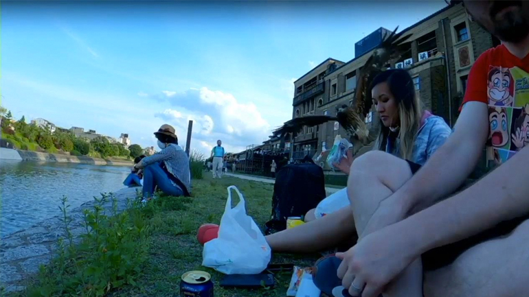 Αετός κλέβει φαγητό από τα χέρια μιας κοπέλας