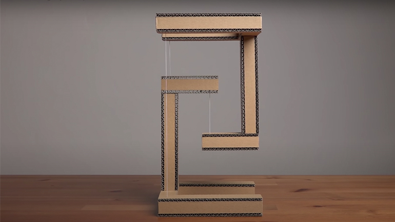 Γλυπτό από χαρτόνι αιωρείται