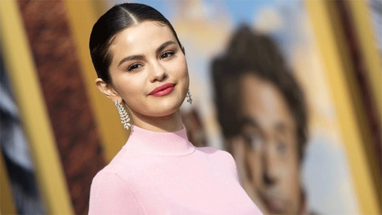 Η Σελένα Γκόμεζ ενθαρρύνει αποφοίτους από οικογένειες μεταναστών