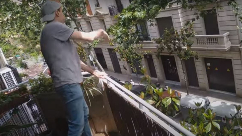 Πετώντας τα σκουπίδια χωρίς να βγείτε από το σπίτι