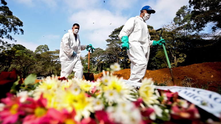 Ο ημερήσιος απολογισμός θανάτων εξαιτίας του κορωνοϊού στη Βραζιλία ξεπέρασε αυτόν των ΗΠΑ