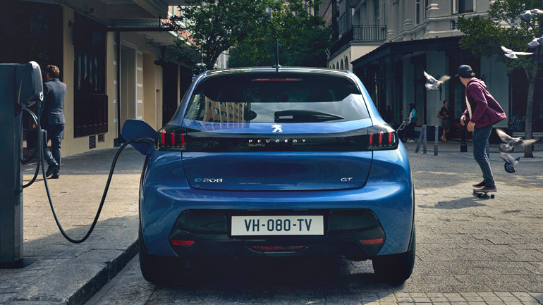 Η Peugeot μπαίνει φέτος στην… πρίζα με 7 μοντέλα