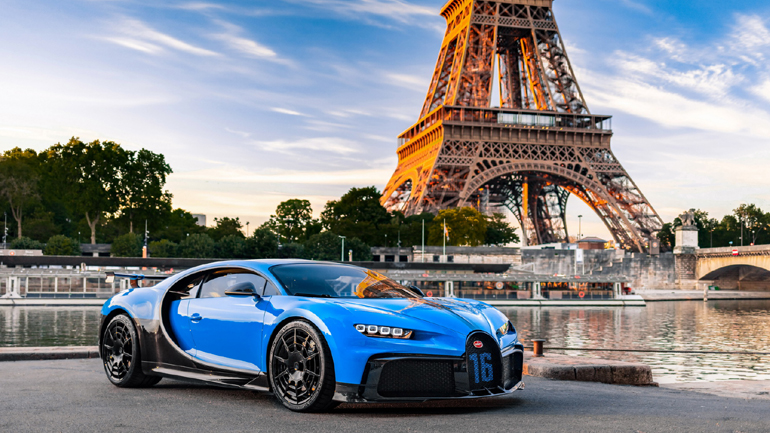 Μία τετράτροχη καλλονή 1.500 ίππων ποζάρει στον Πύργο του Άιφελ Μία τετράτροχη καλλονή 1.500 ίππων ποζάρει στον Πύργο του Άιφελ