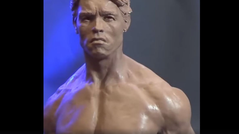 Φτιάχνοντας γλυπτό του Άρνολντ Σβαρτσενέγκερ από πηλό